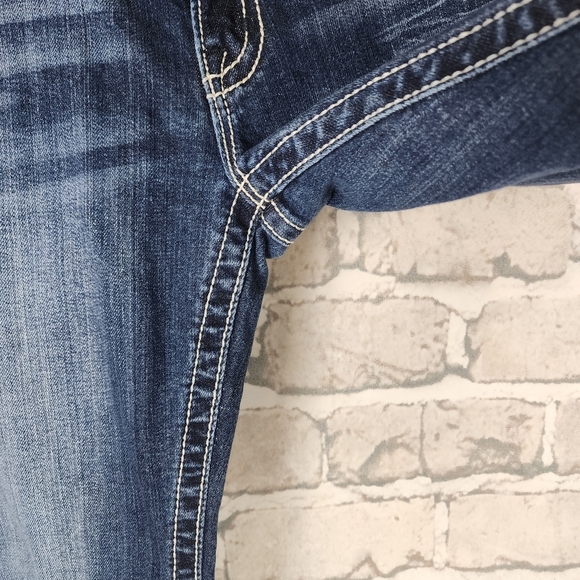 Miss Me JB5698P Boyfriend Capri Embroidered Flap Pocket Rhinestones Size 26 - Picture 13 of 16